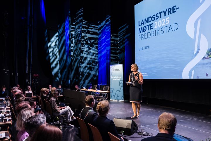 På scenen: Legepresident Anne-Karin Rime holder åpningstalen på Legeforeningens landsstyremøtet i Fredrikstad. Foto: