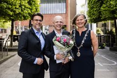 PRISVINNER: Seksjonsleder Jostein Gleditsch ved Avdeling for bildediagnostikk, Sykehuset Østfold, er vinneren av Legeforeningens lederpris for 2025 (midten). Her sammen med visepresident Nils Kristian Klev (t.v.)og president Anne-Karin Rime i Legeforeningen.