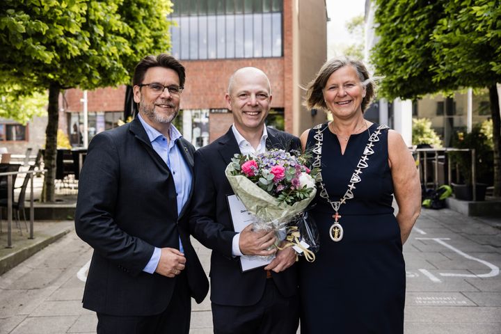 PRISVINNER: Seksjonsleder Jostein Gleditsch ved Avdeling for bildediagnostikk, Sykehuset Østfold, er vinneren av Legeforeningens lederpris for 2025 (midten). Her sammen med visepresident Nils Kristian Klev (t.v.)og president Anne-Karin Rime i Legeforeningen.