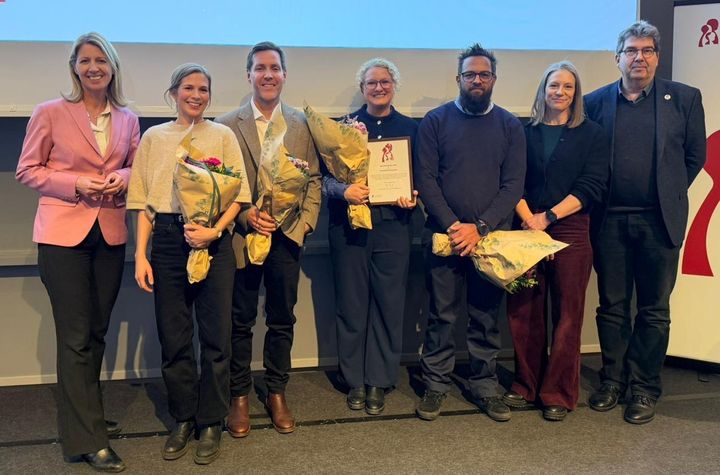 Barneombud Mina Gerhardsen overrakte Barnehelseprisen 2026 til foreldreinitiativet Smarttelefonfri Barndom. Ina Wildeng Hodt, Joachim Eidtang, Cathrine Tangen Adams, Bjørn Arne Winsnes og Anne Leifsdatter Grønlund tok imot prisen. Her står de mellom Gerhardsen (t.v.) og leder i Norsk barnelegeforening, Thomas Möller.