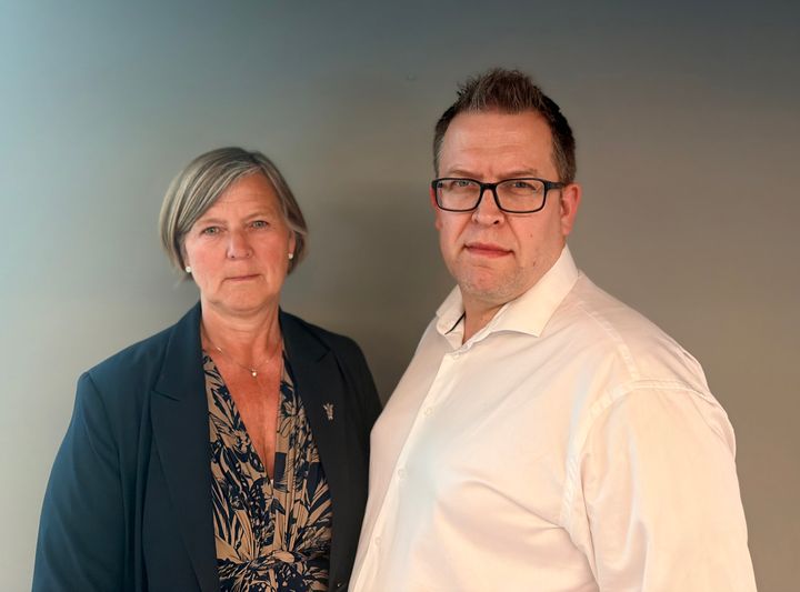IKKE FORSVARLIG: – Vi kan ikke se at denne omleggingen kan gjennomføres på en forsvarlig måte, med så kort frist og uten reell involvering. Endringene må utsettes, sier Anne-Karin Rime. Her sammen med Hans-Christian Myklestul.
