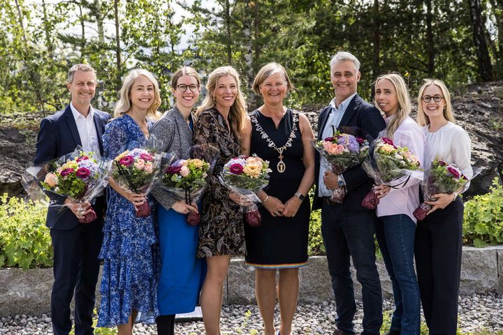 PRISDRYSS: Mottakerne av årets priser sammen med legepresidenten. F.v. Jarle Jortveit, Inger-Johanne Seglen, Holmfridur Helgadottir, Katrine Brække Norheim, Anne-Karin Rime, Ole Darre-Næss, Silje Rebekka Heltveit-Olsen og Marte Meyer Walle-Hansen.