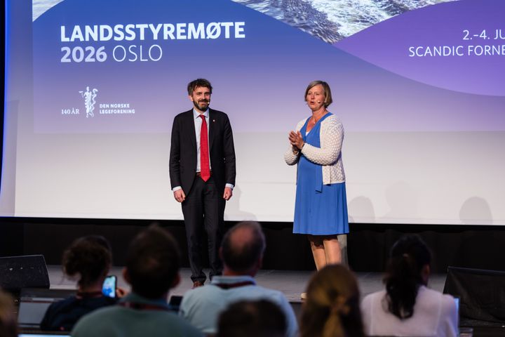 TOK TUREN: Helseminister Jan Christian Vestre tok turen ut til Legeforeningens landsstyremøte på Fornebu onsdag ettermiddag for å annonsere enigheten sammen med president Anne-Karin Rime.