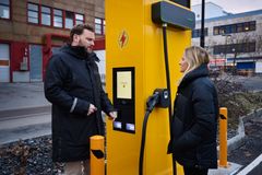 Jonas Bæk i St1 og Margrethe Lunder i Klimaetaten foran landepunktet hvor kjøretøy opp til 18 meter kan lade.