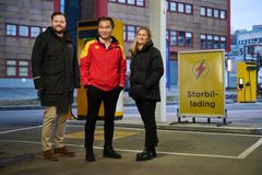 St1 åpner for lading av storbil på Shell Rommen. Fra venstre: Jonas Bæk, forretningsutvikler i St1, retailer Phillip Nguyen og Margrethe Lunder, Krimarådgiver i Klimaetaten i Oslo kommune.