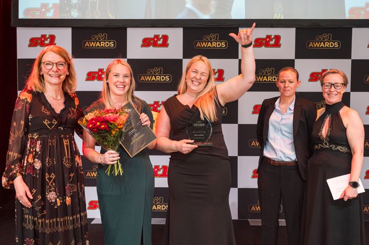 Fra venstre: Retaildirektør i St1 Anita Sørlundsengen Elin Dahlen, Synnøve Dahlen, Regionsssjef i St1 Anette Borgen og driftsleder i St1 Nina Thomassen.