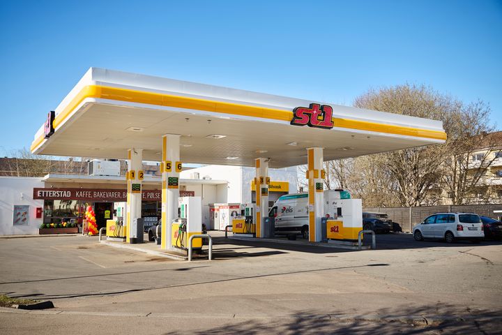 Denne stasjonen på Etterstad i Oslo var den første stasjonen som gikk fra Shell til St1s merkevare. Nå står Shell-stasjonene i Nord-Norge for tur til å bli omprofilert til St1.
