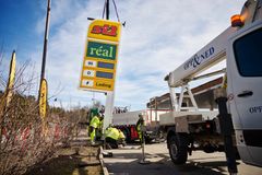 Her heises den første prismasten på plass på St1 Grorud tidlig i April. Dette var den første av stasjonene i Norge som ble omprofilert fra Shell sin merkevare til St1.