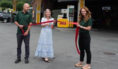 Ordfører i Asker kommune Lene Conradi (H) klipte snoren som markerte den offisielle åpningen av St1 Vettre. På hver side av ordføreren står retailer Yngve Fet Sollien, som driver både denne og flere andre St1 stasjoner, og butikksjef på St1 Vettre Roza Cieslinska.