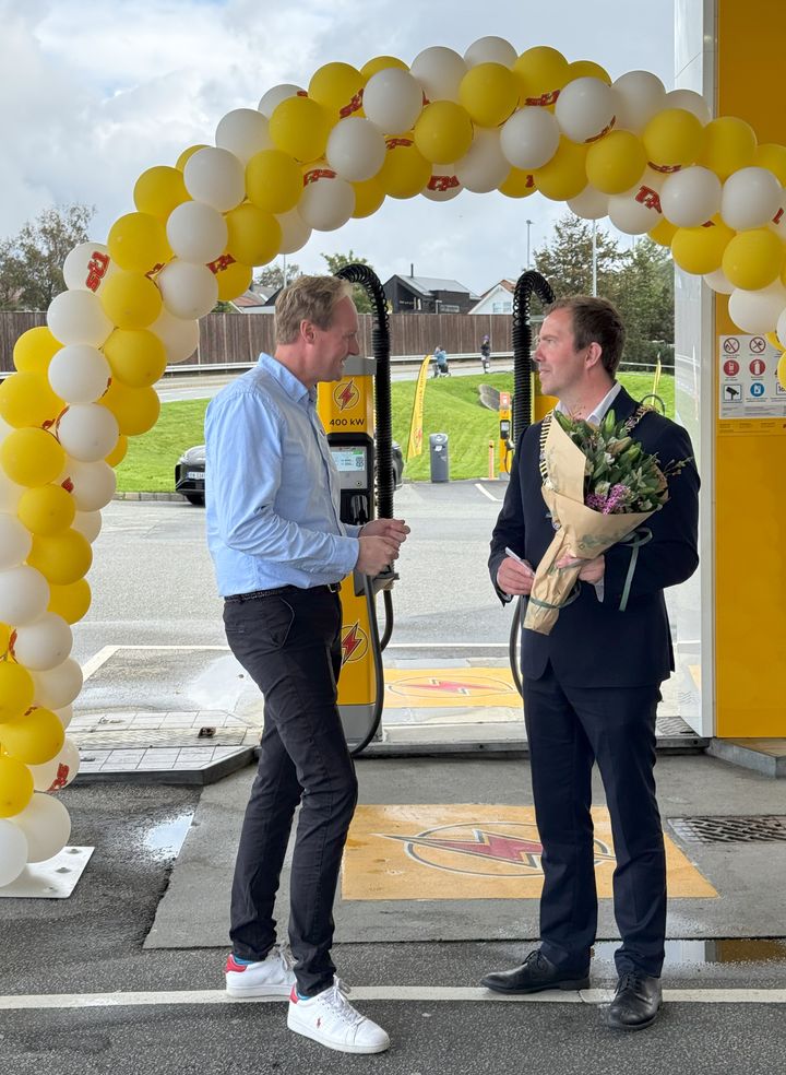 Ordfører Tormod W. Losnedal sammen med St1s Erlend Føleide under åpningen
