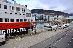 Her lastes Hurtigruteskipet MS Richard With for sin historiske seilas ut fra Bergen. Tankbilene står klar for å bunkre med 100% biodrivstoff som er laget av matavfall og brukt frityrolje på St1s raffineri i Gøteborg.
