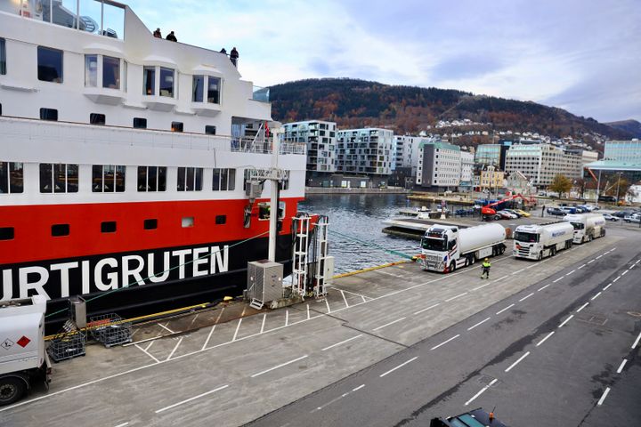 Her lastes Hurtigruteskipet MS Richard With for sin historiske seilas ut fra Bergen. Tankbilene står klar for å bunkre med 100% biodrivstoff som er laget av matavfall og brukt frityrolje på St1s raffineri i Gøteborg.