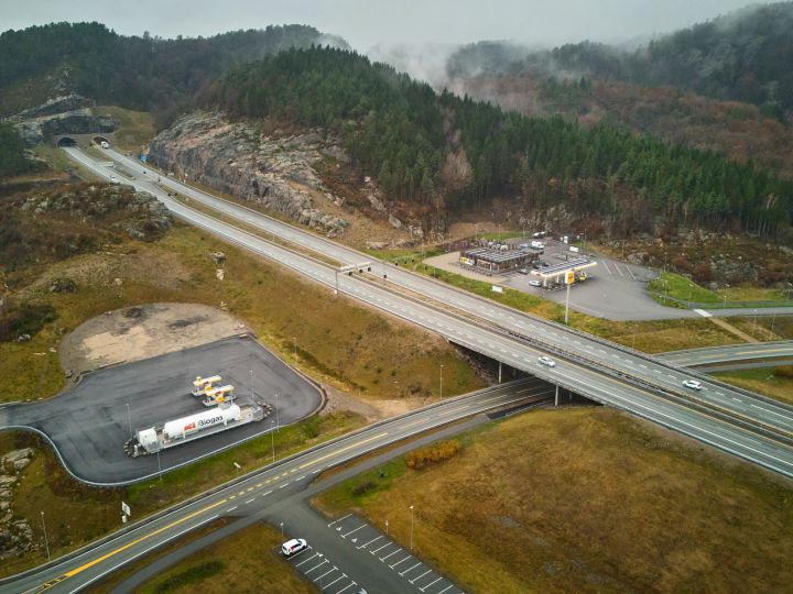 Oversiktsbilde fra St1 Lonelier med nytt biogassanlegg til venstre og stasjonsbygg med lading og drivstoff til høyre.