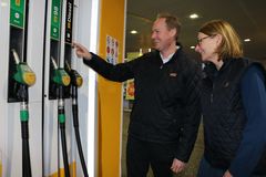 Retaildirektør Anita Sørlundsengen og markedsdirektør Erlend Føleide studerer resultatet etter omprofilering fra Shell til St1 på Vindern i Oslo.