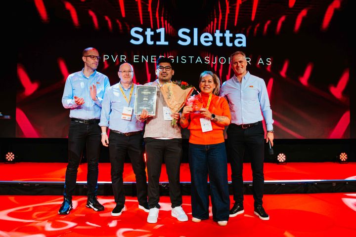 Fra venstre: Kategorisjef Bilvask Thomas Danielsen, regionssjef Thomas Hveem, Butikksjef på St1 Sletta Lineker Aguilera Vaca, retailer Patricia Vaca Ribera og  kjedesjef Øyvind Andreassen.