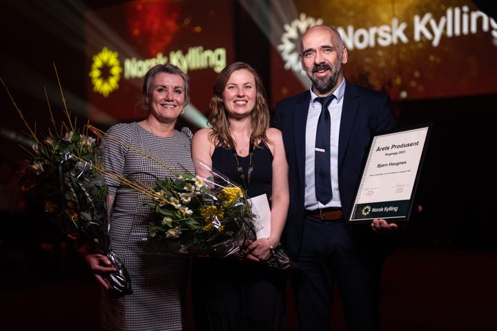 Årets produsent rugeegg. Fra venstre Katrine Haugnes, Christina Langseth og Bjørn Haugnes. Foto: Norsk Kylling