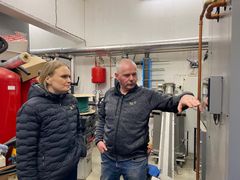 Lars Stokke har investert i et flisfyringasanelgg for en mer klimavennlig oppvarming av gården. Her sammen med Hilde Talseth. Foto: Norsk Kylling