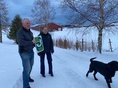 Lars Stokke stod uten leveringsavtale. Nå sikrer han videre drift på gården som ECC-produsent i Norsk Kylling. Hunden Egon til høyre. Foto: Norsk Kylling
