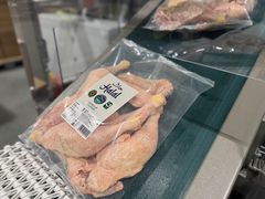 Halalproduksjonen består av fryste kyllinglår, fryst kyllingfilet, fryste kyllingvinger og fryste vingeklubber. I løpet av februar blir halalkyllingen tilgjengelig i REMA 1000-butikker i hele landet. Foto: Norsk Kylling