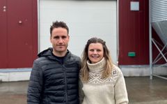 Trine Rennan og Fredrik Øksnes på Beitstad skal produsere 90 000 kyllinger for Norsk Kylling i året. Foto: Norsk Kylling
