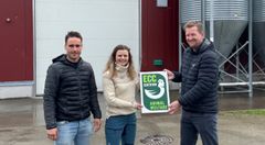 Trine Rennan og Fredrik Øksnes tok over driften i januar i år, og ser frem til samarbeidet med Norsk Kylling. Her sammen med Tor Inge Lien, direktør for produksjon og dyrevelferd. Foto: Norsk Kylling