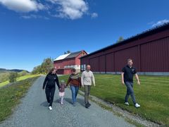 –Dette er fremtiden for norsk kyllingproduksjon. Direktør for produksjon og dyrevelferd er glad for at Norsk Kylling kan bidra til å oppretteholde produksjonen på flere gårder i Trøndelag. Her på besøk hos familen Solstad i Skaun kommune. F.v. Mari Solstad, Ella Solstad Stegavik, Per Ivar Solstad, Tanja Stamnsve, og Tor Inge Lien.