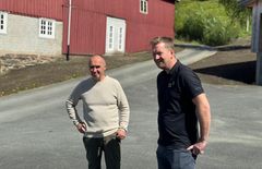 Per Ivar Solstad (t.h.) vil totalt produsere 150 000 kyllinger i året for Norsk Kylling. Han har grønne energiløsninger i fjøs, med blant annet flisfyringsanlegg. Tor Inge Lien, direktør for produksjon og dyrevelferd i Norsk Kylling (t.v.). Foto: Norsk Kylling