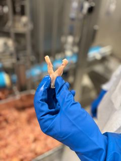 Norsk Kylling AS har investert i nytt produksjonsutstyr som skjærer ut 4 gram mer kjøtt fra hvert kyllingbryst, og 8 gram mer mat per fugl. I løpet av et år innebærer det at selskapet reduserer matsvinnet med 140 000 kilo. Foto: Norsk Kylling AS