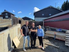 I Verdal bygger Ståle Rotmo Innhaug om et eksisterende slaktekyllingfjøs til rugeeggproduksjon med plass til 7 500 høner. T.v. Tor Inge Lien (Norsk Kylling), Ståle Rotmo og Ida Kristine Tronstad. Foto: Norsk Kylling