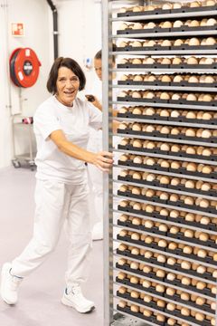 Tove Elin Sande er veterinær og produksjonleder på rugeriet til Norsk Kylling. Foto: Ellen Fossbakk