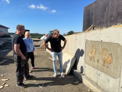 Støper kyllingkunst i betongen. I forbindelse med omleggingen til rugeegfjøs støper Ståle Rotmo Innhaug og Ida Kristine Tronstad kyllingkunst i betongen. T.h. Tor Inge Lien fra Norsk Kylling. Foto: Norsk Kylling