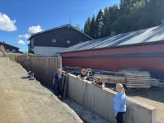 I gang med ombygging til rugeeggproduksjon i Verdal. F.v. betongarbeider Tore Wågø, Tor Inge Lien fra Norsk Kylling, Ståle Rotmo Innahug og Ida Kristine Tronstad. Foto: Norsk Kylling