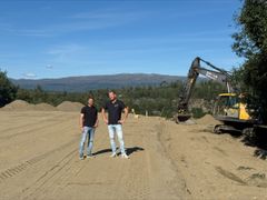 Det nye rugeeggfjøset er en stor satsing for Tom Erik Saur og familien. De har tro på at rugeeggproduksjon er en trygg og langsiktig investering. T.h. Tor Inge Lien fra Norsk Kylling. Foto: Norsk Kylling