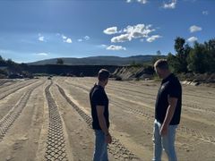 Tom Erik Saur (t.v.) skal ha plass til 7 500 høner i det nye rugeeggfjøset. Tor Inge Lien, direktør for produksjon og dyrevelferd (t.h.). Foto: Norsk Kylling