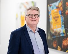 Salgsdirektør Gisle Ranum forteller at stadig flere ønsker kylling som både smaker godt og er produsert med bedre dyrevelferd. Foto: Elin Iversen