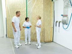 Bak veggen står den nye klekkemaskinen som øker selskapets produksjons- kapasitet med 40 000 daggamle kyllinger i uken, og 2 millioner kyllinger i året. Foto Ellen Fossbakk