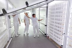 Toppscore i revisjon av dyrevelferd. Veterinær og produksjonleder Tove Elin Sande sørger for at kyllingene får en god start på livet. Foto Ellen Fossbakk