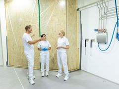 Monteringen har pågått i seks uker, og har i liten grad påvirket daglig drift og logistikk. F.v. Tor Inge Lien. Tove Elin Sande og Hilde Talseth. Foto Ellen Fossbakk