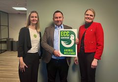 Gress Gruppen setter standarden med ECC-krav i sin siste anbudsprosess på kylling. F.v. Helle Haukvik i Dyrevernalliansen, Tor Tennvassås i Gress Gruppen og Hilde Talseth i Norsk Kylling. Foto Katarina Holmen