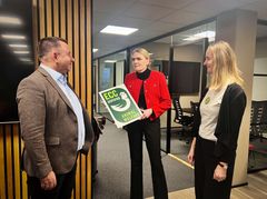 Ny avtale løfter standarden for dyrevelferd på kylling i hotell-, restaurant- og serveringsbransjen. F.v. Tor Tennvassås i Gress Gruppen, Hilde Talseth i Norsk Kylling og Helle Haukvik i Dyrevernalliansen. Foto Katarina Holmen