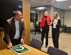 Dyrevernalliansen mener avtalen mellom Gress Gruppen og Norsk Kylling er et forbilde.F.v. Tor Tennvassås i Gress Gruppen, Hilde Talseth i Norsk Kylling og Helle Haukvik i Dyrevernalliansen. Foto Katarina Holmen