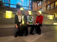 Gjester og kunder forventer ansvarlige råvarer, og derfor velger vi nå kylling som vokser saktere, har bedre plass og bedre helse, sier Tor Tennvassås, administrerende direktør i Gress Gruppen. Her sammen med Helle Haukvik i Dyrevernalliansen, og Hilde Talseth i Norsk Kylling. Foto Katarina Holmen