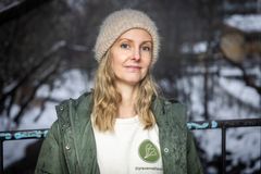 Helle Haukvik, talsperson i Dyrevernalliansen, er glade for at Gress Gruppen bruker innkjøpsmakten sin på denne måten, og gjennom det setter en ny standard for dyrevelferd i bransjen. Foto: Ihne Pedersen