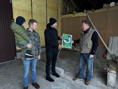 Glade for leveringsavtalen med Norsk Kylling. F.v. Thomas Haltland, leder for logistikk i Norsk Kylling, Johan Kristian Daling og Odd Daling. Foto: Norsk Kylling