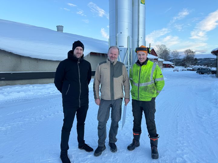 Glade for leveringsavtalen med Norsk Kylling. F.v. Thomas Haltland, leder for logistikk i Norsk Kylling, Johan Kristian Daling og Odd Daling. Foto: Norsk Kylling