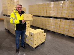 Strimlet marinert kyllingfilet Texmex er i salg i REMA 1000-butikker fra uke 8. Salgsdirektør Gisle Ranum viser frem nyheten klar til utsending.