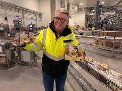 Salgsdirektør Gisle Ranum viser frem produktnyheten i produksjonen