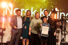 Reinert og Grete Lill Aakerholm fra Orkland fikk prisen for årets Stange-produsent. F.v. Miriam Bø Garner (Norsk Kylling), Reinert og Grete Lill Aakerholm, Tor Inge Lien (Norsk Kylling) og Hilde Talseth (Norsk Kylling). Foto: Ronny Danielsen