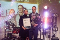 Dobbelpris til Linn og Sondre Rikstad. Paret fra Meldal fikk også prisen for årets rugeeggprodusent. Foto: Ronny Danielsen