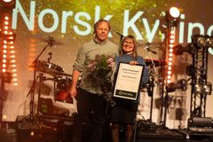 Årest produsent Stange 2025. F.v. Reinert og Grete Lill Aakerholm. Foto: Ronny Danielsen.